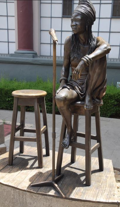 Bronze sculpture of Brenda (MaBrrr)